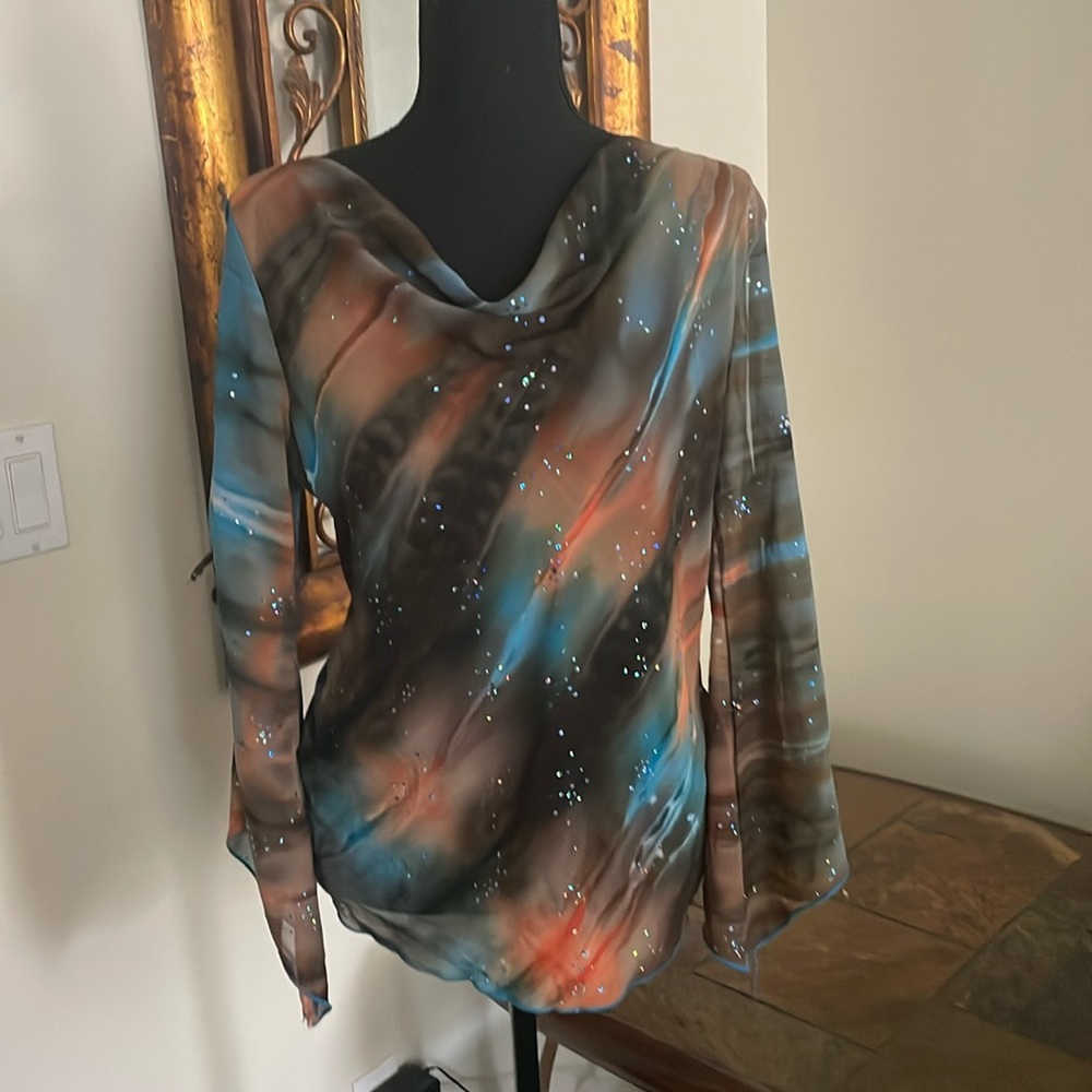 Gorgeous blouse! With small sparkles✨